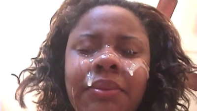 Духтари сиёҳпӯсти бразилӣ пас аз ҷинси мақъад бо дикки калон дар рӯи вай кончает мегирад